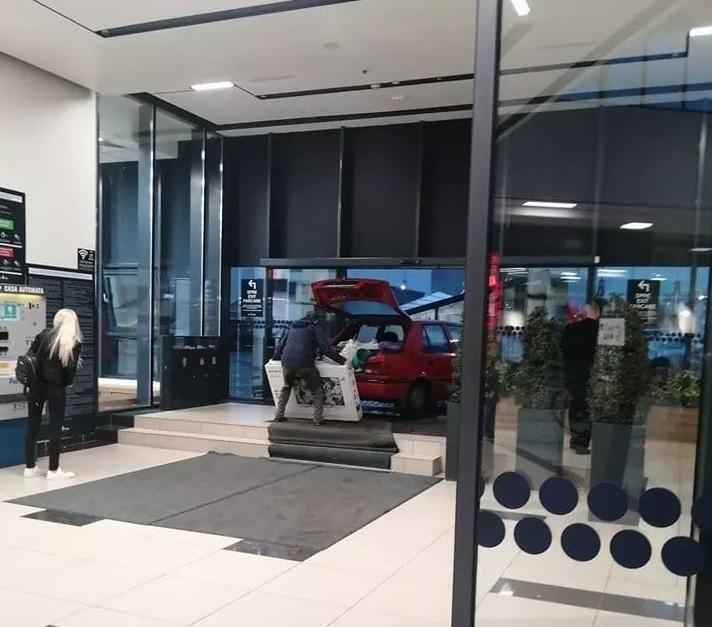 Se aflau într-un mall din Constanța, când au văzut ceva cu totul neașteptat. Au scos imediat telefoanele: „Așa ceva, doar la noi e posibil!” (FOTO) 618221