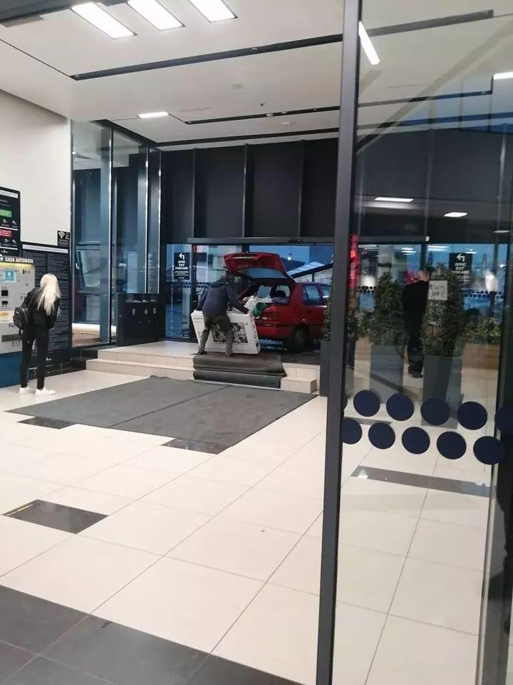 Se aflau într-un mall din Constanța, când au văzut ceva cu totul neașteptat. Au scos imediat telefoanele: „Așa ceva, doar la noi e posibil!” (FOTO) 618222