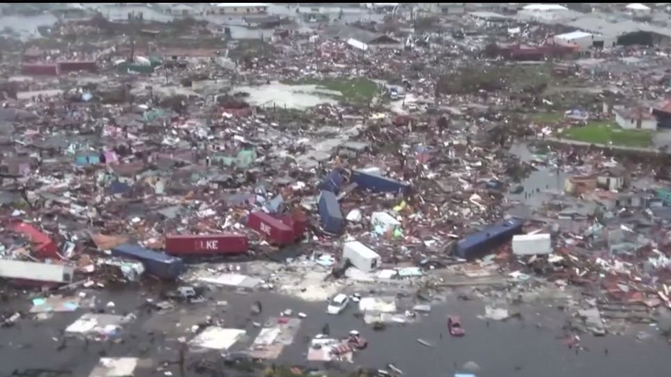 Miracol după dezastrul cauzat de Uraganul Dorian! Incredibil ce au găsit salvatorii sub dărâmături