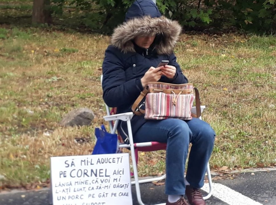 O procuroare din Brașov protestează în stradă pentru fostul iubit: „Să mi-l aduceţi pe Cornel aici, lângă mine. Mi-ați băgat pe gât un porc pe care nu-l suport”