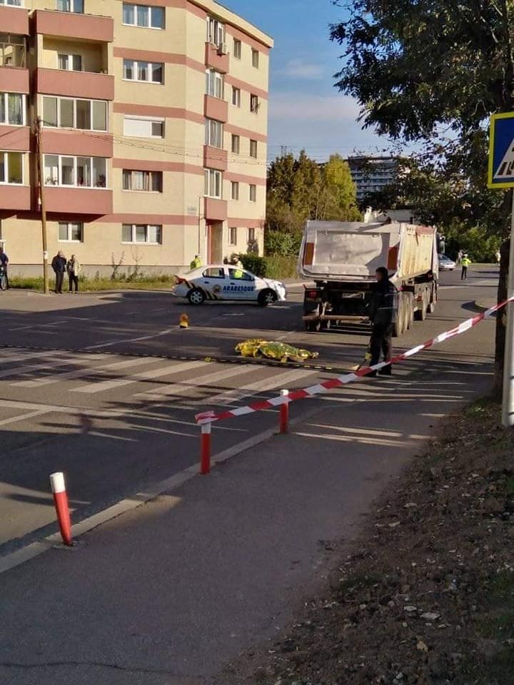 Accident cumplit pe o trecere de pietoni în centrul Clujului. Un TIR a trecut cu roțile peste un om. ATENȚIE! IMAGINI TERIBILE!