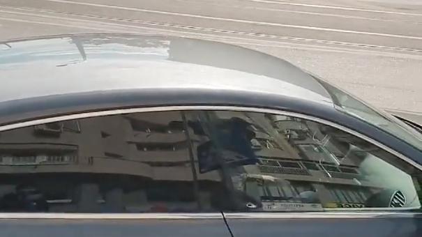 Alexandru se afla pe Bulevardul Dacia din București, când a observat ceva cu totul scandalos! Când a văzut cine iese din mașină, a scos imediat telefonul și a început să filmeze: „Să nu mai permiteți țăranilor să-și bată joc de noi!” (VIDEO) 618726