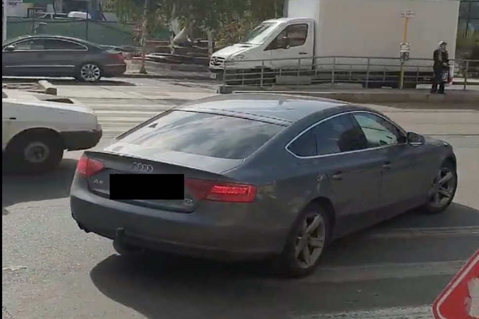 Alexandru se afla pe Bulevardul Dacia din București, când a observat ceva cu totul scandalos! Când a văzut cine iese din mașină, a scos imediat telefonul și a început să filmeze: „Să nu mai permiteți țăranilor să-și bată joc de noi!” (VIDEO)