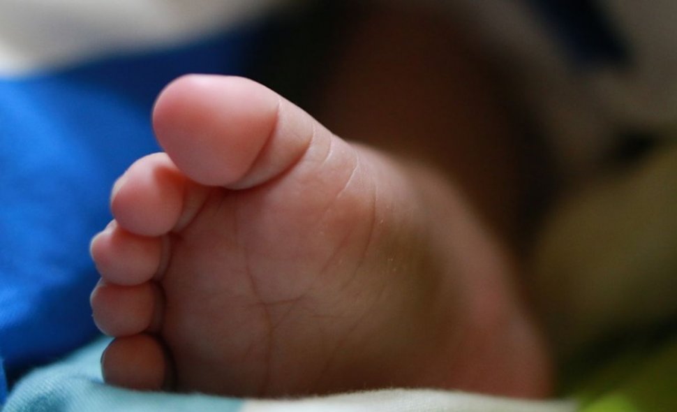 Caz șocant. Un bebeluș a murit în chinuri groaznice, după ce tatăl său l-a aruncat în cada cu apă fierbinte