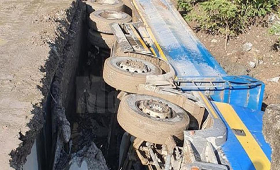 Un pod din Suceava s-a prăbușit cu tot cu camionul care-l traversa