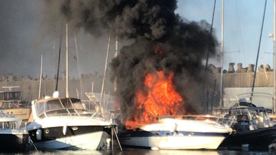 Explozie în Portul Tomis! O barcă a fost cuprinsă de flăcări, pompierii intervin 