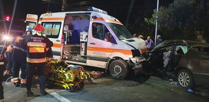 Accident grav în Timiş! Ambulanţă lovită puternic în timp ce transporta un pacient intubat