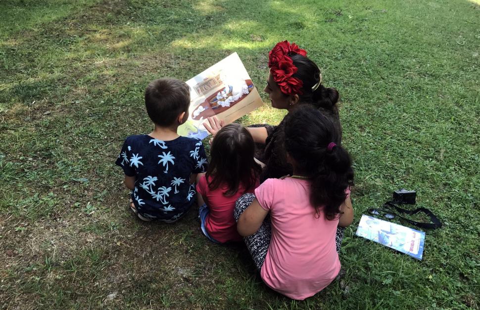 Jurnalistul care aduce cartea la sate. Vrancea, locul uitat în umbra politicii:  „Am văzut copiii strângând cărțile primite la piept” 619519