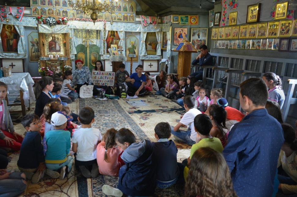 Jurnalistul care aduce cartea la sate. Vrancea, locul uitat în umbra politicii:  „Am văzut copiii strângând cărțile primite la piept” 619520