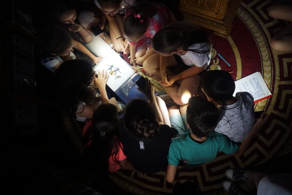 Jurnalistul care aduce cartea la sate. Vrancea, locul uitat în umbra politicii:  „Am văzut copiii strângând cărțile primite la piept” 619522