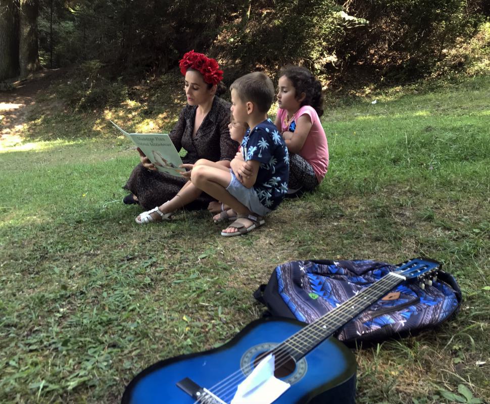 Jurnalistul care aduce cartea la sate. Vrancea, locul uitat în umbra politicii:  „Am văzut copiii strângând cărțile primite la piept” 619523