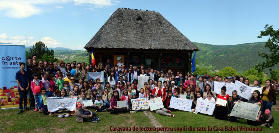 Jurnalistul care aduce cartea la sate. Vrancea, locul uitat în umbra politicii:  „Am văzut copiii strângând cărțile primite la piept” 619524