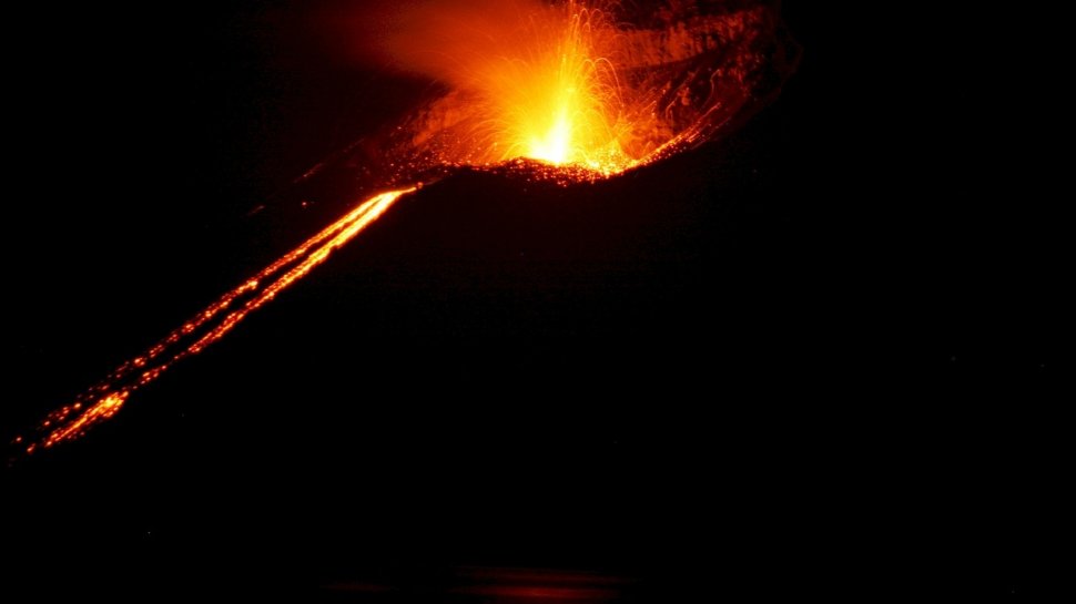 Alertă în Indonezia. Un vulcan uriaş a început să erupă! Zborurile sunt în pericol din cauza ploii de cenuşă