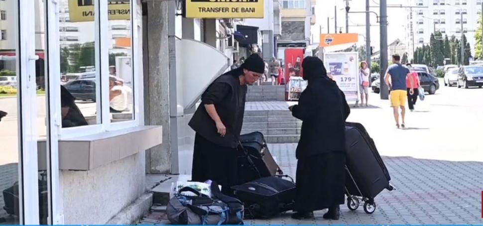 Ce s-a întâmplat cu falsele măicuțe din Vaslui, care au împins un bărbat pe şinele de cale ferată 619902