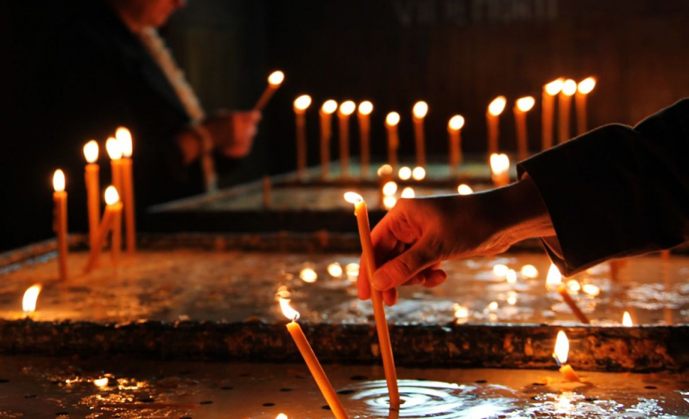 Intrase într-o biserică din Năvodari și voia să aprindă niște lumânări la morți și la vii, când a văzut un afiș care l-a făcut să-și facă cruce de uimire. Nu te aștepți să citești așa ceva acolo! (FOTO)