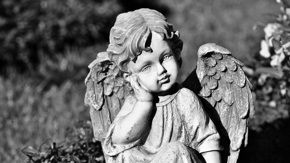Un bărbat care îşi înmormânta copilul a făcut o descoperire terifiată în cimitir. „Am crezut că fata mea a înviat. Dar vocea venea de fapt din ...”