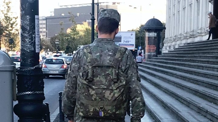 Denisa se plimba liniștită în București, când deodată a zărit ceva impresionant. A scos telefonul și a făcut o poză imediat: Ca acest bărbat găsești unul la un milion- FOTO