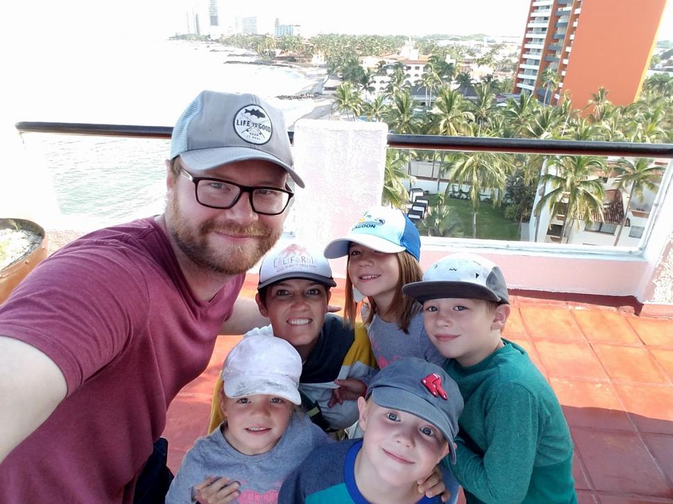 Amanda a aflat că are cancer, dar nu avea bani să se trateze. Gândul că cei patru copii ai săi ar putea rămâne fără ea a determinat-o să apeleze la ajutor. În timp ce își spunea povestea, niște necunoscuți s-au apropiat de ea. A izbucnit în lacrimi -VIDEO 620395