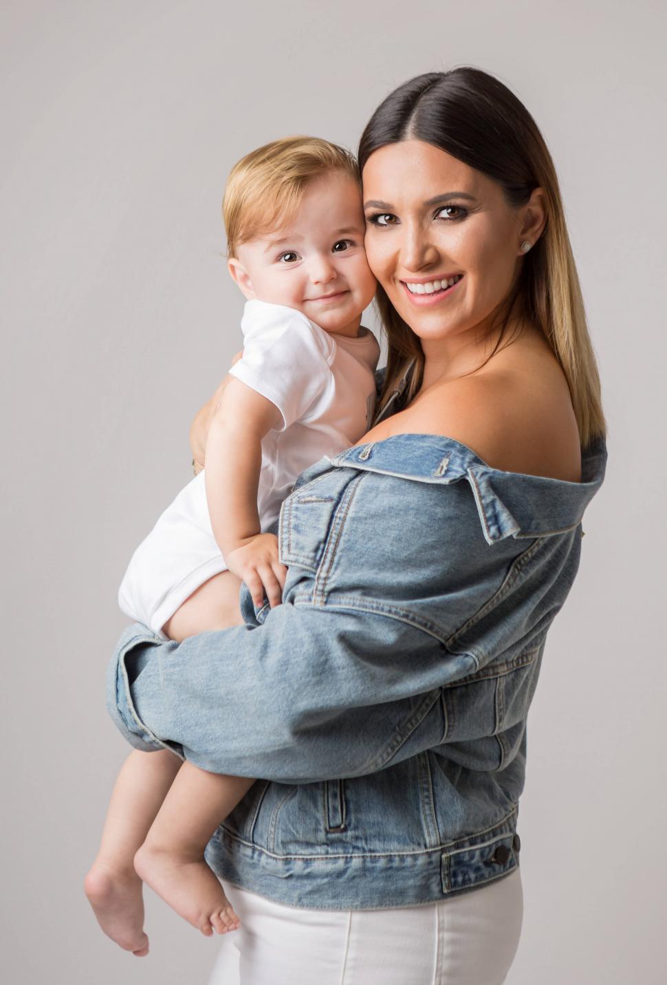 Ela Crăciun lansează “12 luni fără griji”, cartea considerată abecedarul mămicilor din România 620489