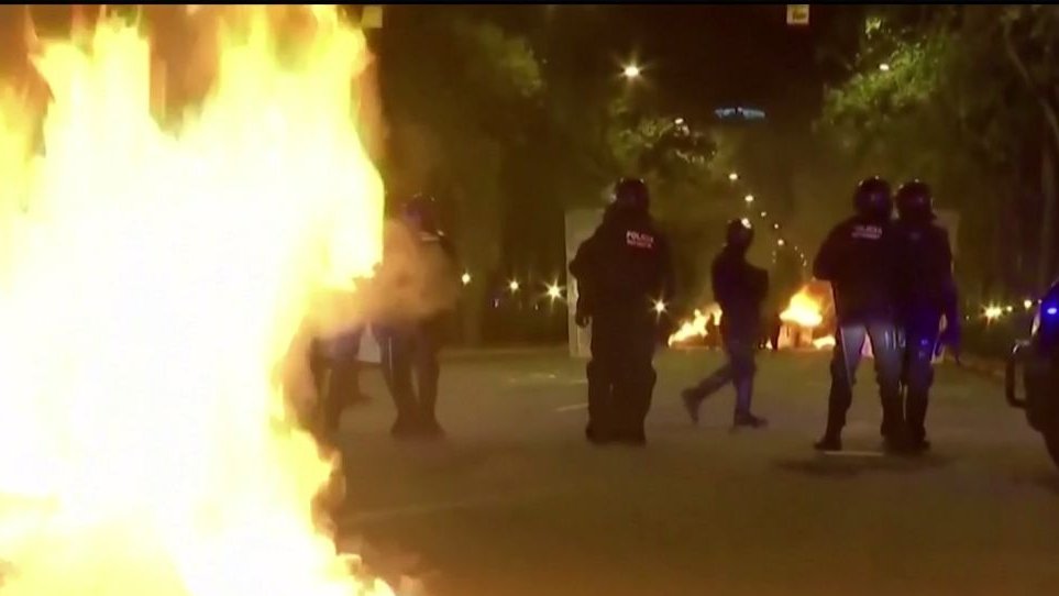 Imagini cu haosul şi violenţele de stradă din Barcelona - VIDEO