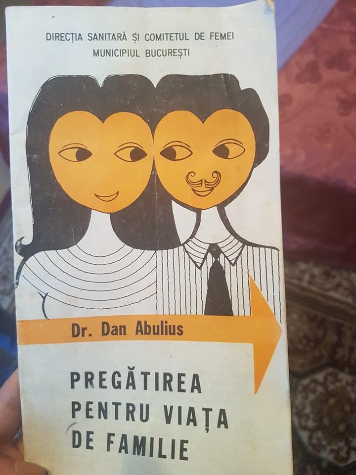 Locul din București unde vezi cum era să trăiești în comunism. Uniforma de pionier, cartelele de zahăr și ulei, păstrate pentru străini 617197