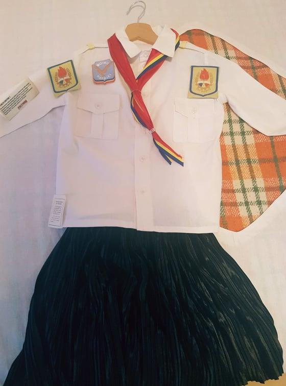 Locul din București unde vezi cum era să trăiești în comunism. Uniforma de pionier, cartelele de zahăr și ulei, păstrate pentru străini 617201