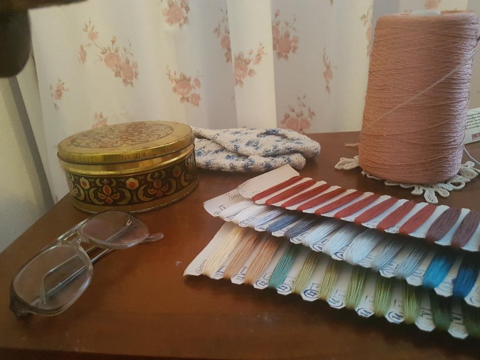 Locul din București unde vezi cum era să trăiești în comunism. Uniforma de pionier, cartelele de zahăr și ulei, păstrate pentru străini 617202