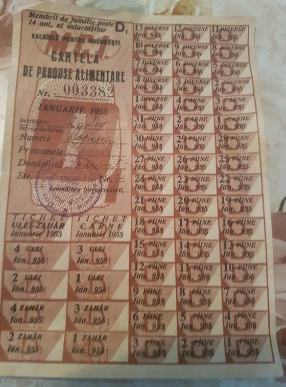 Locul din București unde vezi cum era să trăiești în comunism. Uniforma de pionier, cartelele de zahăr și ulei, păstrate pentru străini 617204