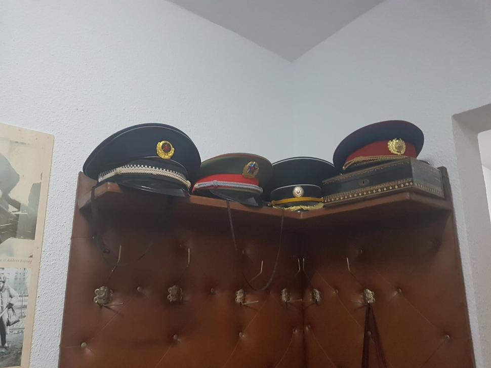 Locul din București unde vezi cum era să trăiești în comunism. Uniforma de pionier, cartelele de zahăr și ulei, păstrate pentru străini 617205