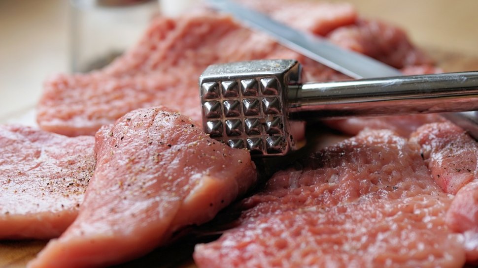 Scumpiri record la carnea de porc. Faţă de anul trecut, preţul cărnii de porc a crescut deja cu aproape 30%