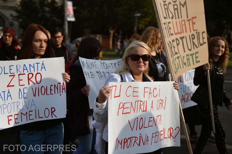 Sute de persoane la marşul de solidaritate cu femeile care sunt victime ale violenţei. Viorica Dăncilă se alătură cauzei 