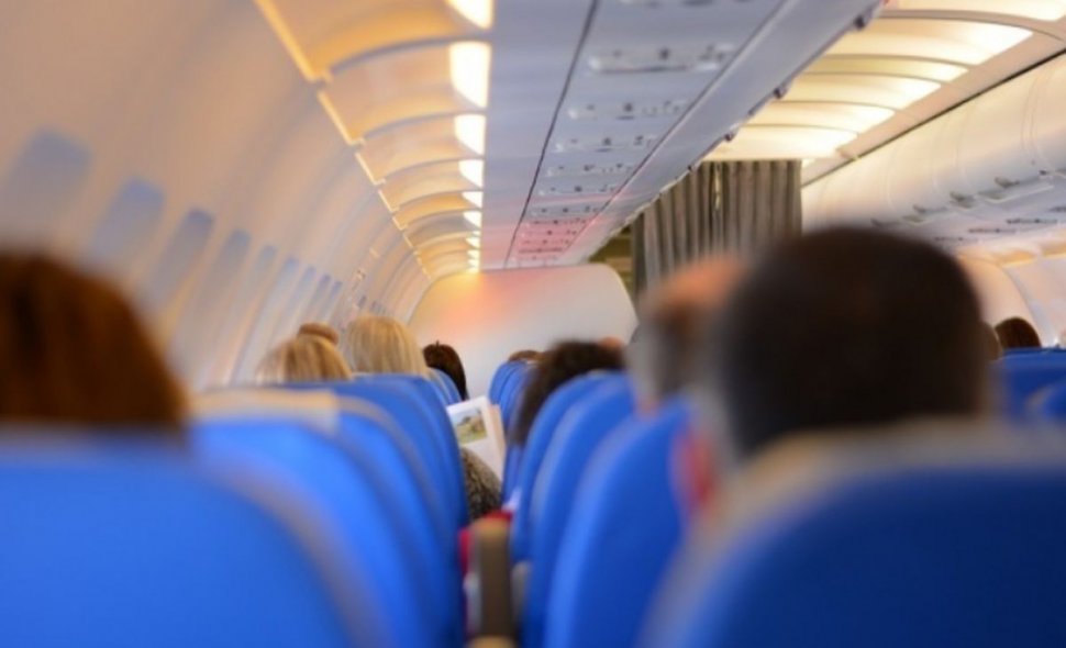 Un bărbat beat a vrut să deschidă ușa unui avion în timpul zborului. Ce i-au făcut pasagerii