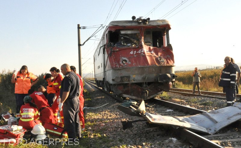 Doi oameni au murit după ce mașina lor a fost lovită de tren, în Dâmbovița