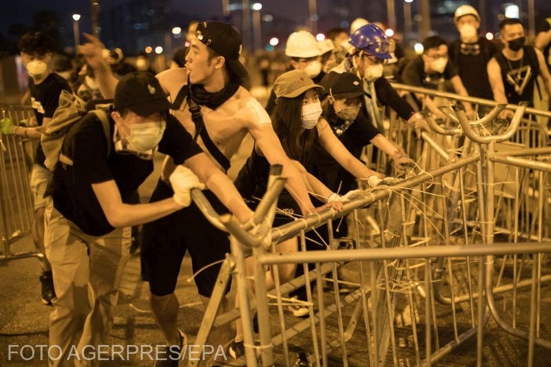 Haos total şi violenţă în Hong Kong. Sute de mii de oameni au participat la protestul neautorizat de autorităţi