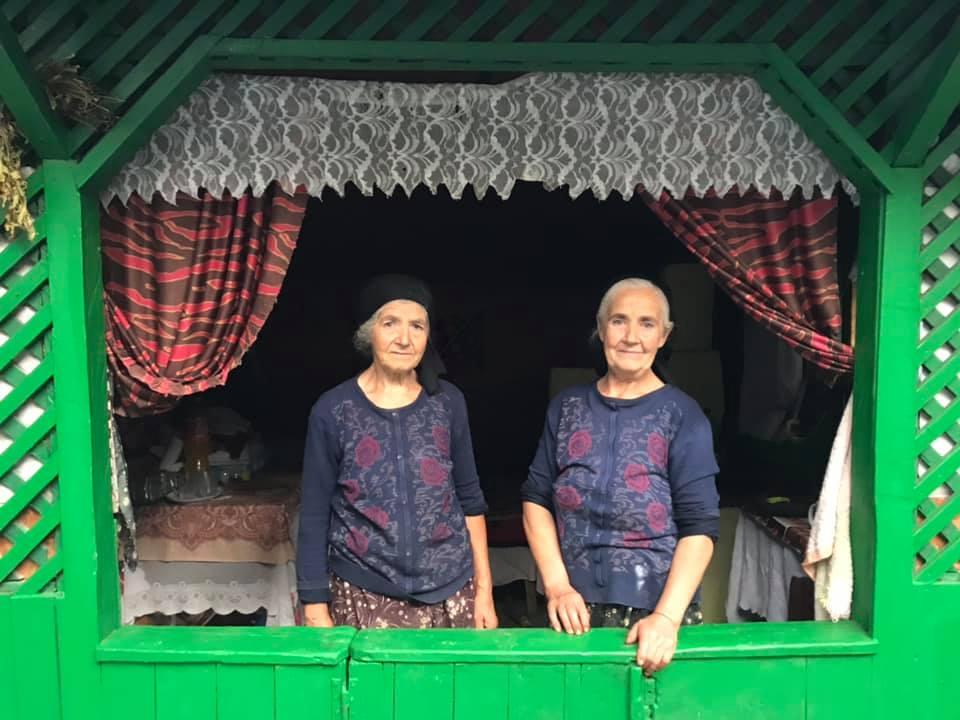 Locul din România în care mai trăiesc doar opt familii. Adrian are nouă ani și merge prin pădure ca să ajungă la școală în satul vecin.Tatăl îl așteaptă în vârful dealului de frica animalelor - FOTO 621041