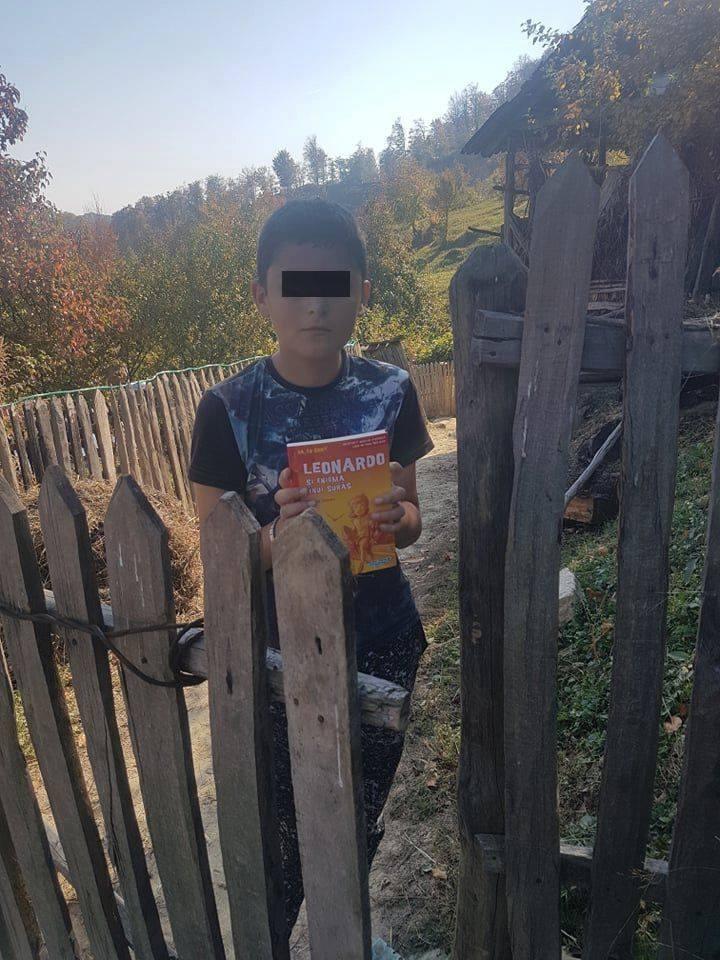 Locul din România în care mai trăiesc doar opt familii. Adrian are nouă ani și merge prin pădure ca să ajungă la școală în satul vecin.Tatăl îl așteaptă în vârful dealului de frica animalelor - FOTO 621044