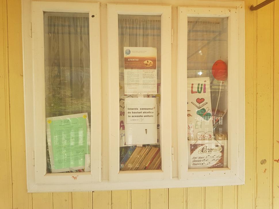 Locul din România în care mai trăiesc doar opt familii. Adrian are nouă ani și merge prin pădure ca să ajungă la școală în satul vecin.Tatăl îl așteaptă în vârful dealului de frica animalelor - FOTO 621045