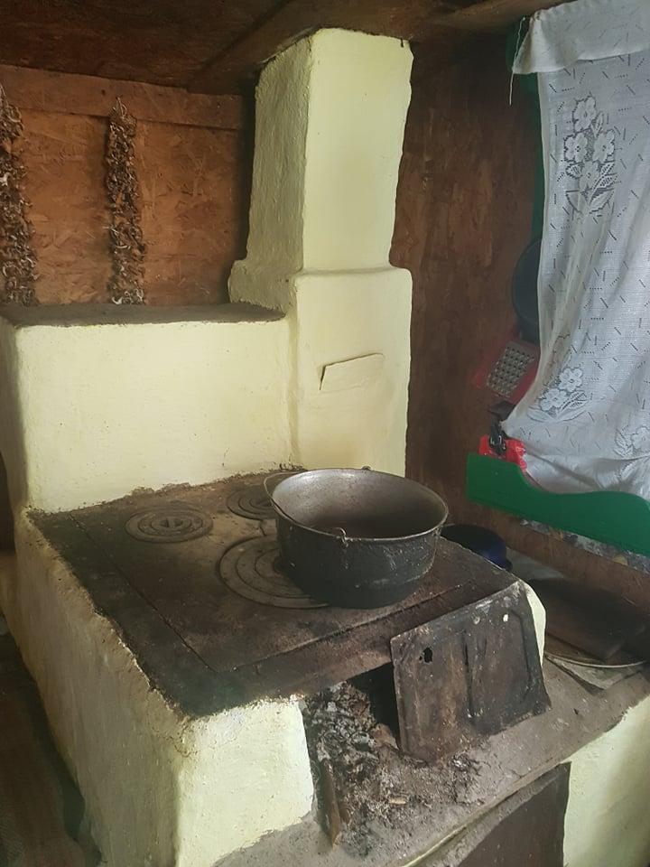 Locul din România în care mai trăiesc doar opt familii. Adrian are nouă ani și merge prin pădure ca să ajungă la școală în satul vecin.Tatăl îl așteaptă în vârful dealului de frica animalelor - FOTO 621047