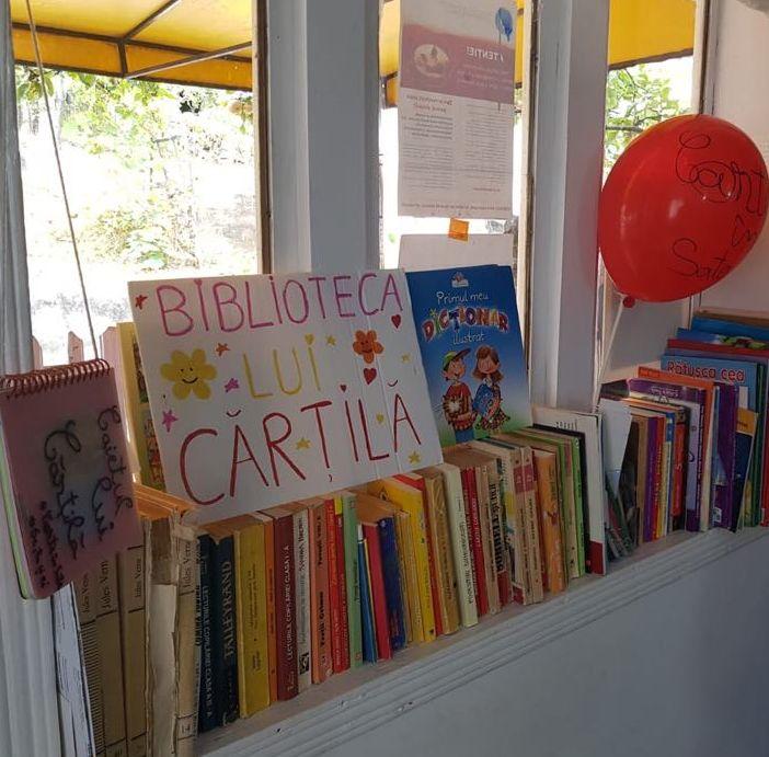 Locul din România în care mai trăiesc doar opt familii. Adrian are nouă ani și merge prin pădure ca să ajungă la școală în satul vecin.Tatăl îl așteaptă în vârful dealului de frica animalelor - FOTO 623945