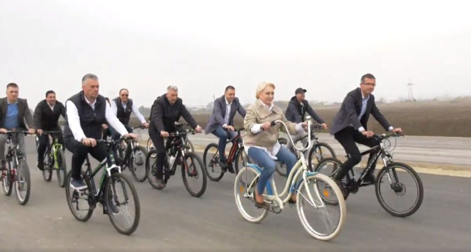 Imaginile zilei! Viorica Dăncilă, pe bicicletă la inaugurarea primilor kilometri de autostradă din Moldova