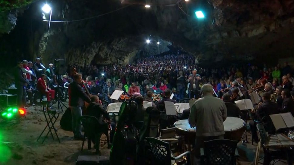 Concert simfonic unic în Europa într-o peşteră din România: ''Rezonanţa peşterei îţi dă fiori!''