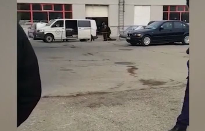 Bătrânul din Râmnicu Vâlcea și-a dus mașina la un service. La scurt timp a primit un telefon de urgență de la angajați. Găsiseră ceva neașteptat sub mașină. A fost panică totală!