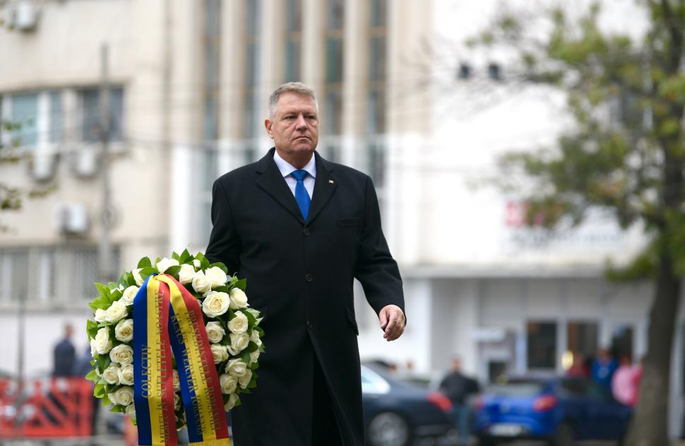Președintele Klaus Iohannis a depus o coroană de flori și a aprins o candelă la Clubul Colectiv 622784