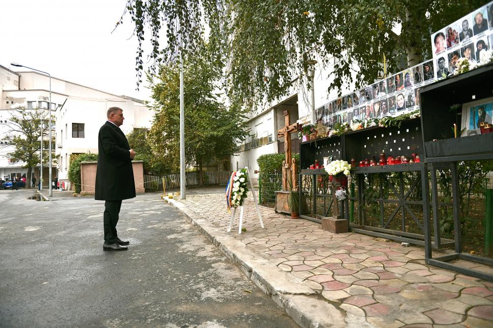 Președintele Klaus Iohannis a depus o coroană de flori și a aprins o candelă la Clubul Colectiv 622785