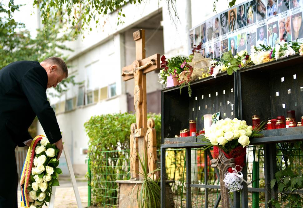 Președintele Klaus Iohannis a depus o coroană de flori și a aprins o candelă la Clubul Colectiv 622787