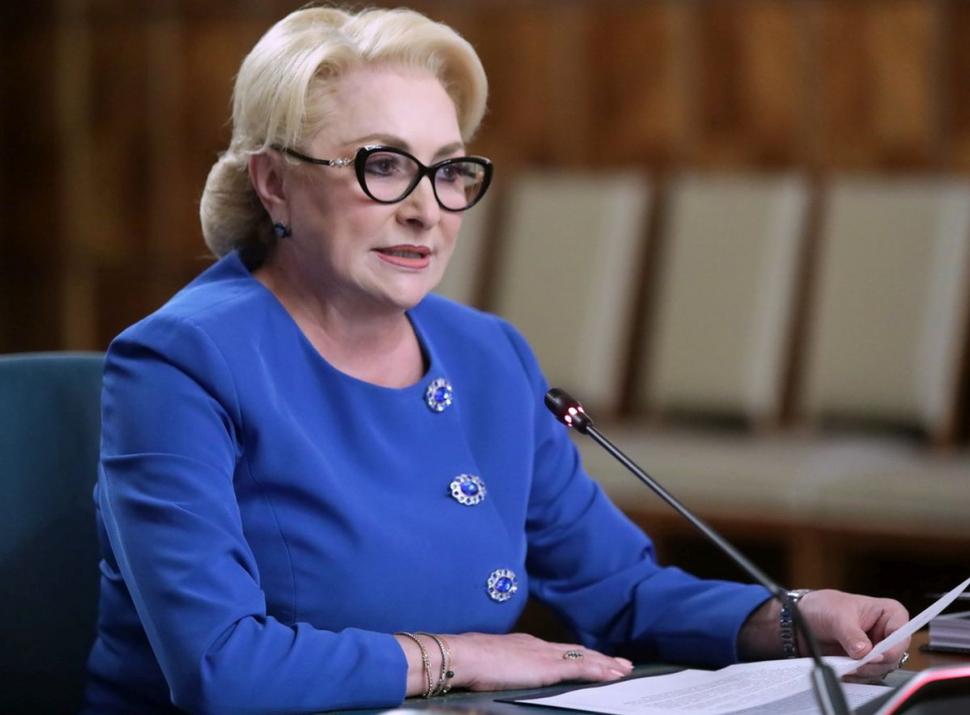 Incidente la vizita Vioricăi Dăncilă în Bihor. Premierul demis a rămas fără un pantof (VIDEO)