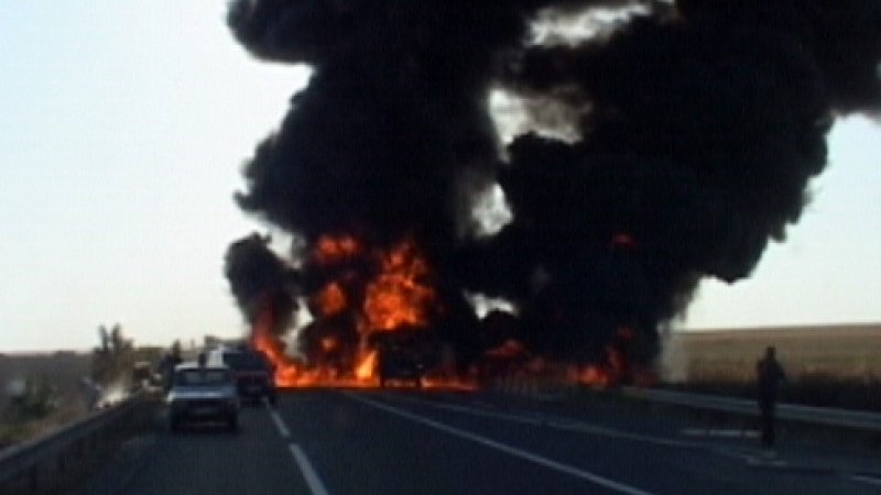 Accident grav pe Autostrada A2. Un TIR s-a răsturnat, a luat foc şi a distrus parapetele