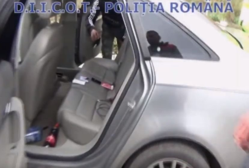 Ce au găsit polițiștii într-o mașină, după o urmărire ca în filme pe străzile din Suceava. Opt persoane au fost arestate