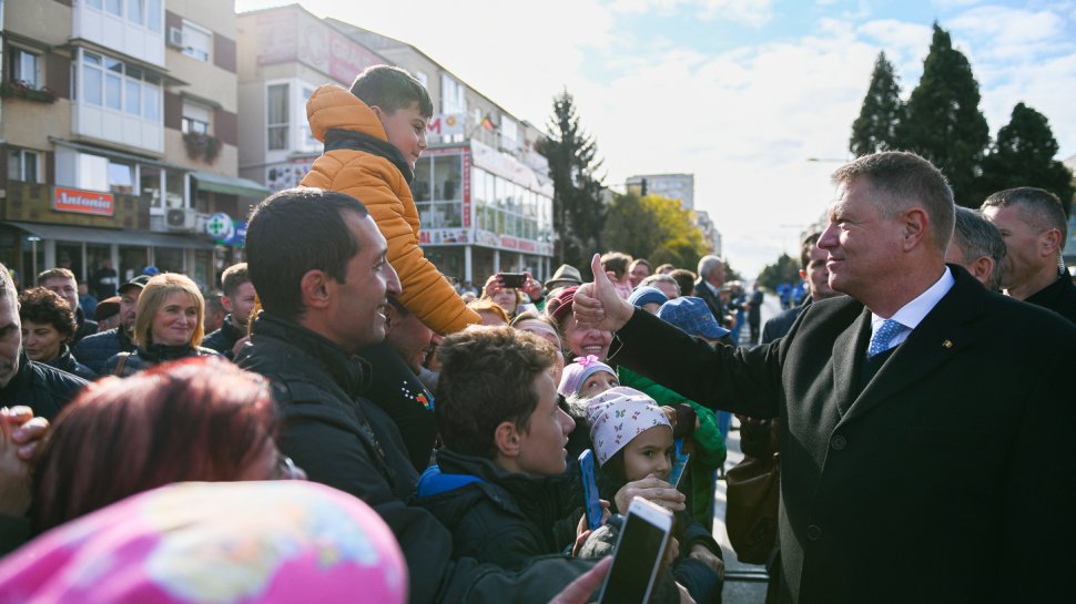 Președintele Iohannis, baie de mulțime la Alba Iulia. Imagini cu oamenii care s-au înghesuit să se fotografieze cu șeful statului