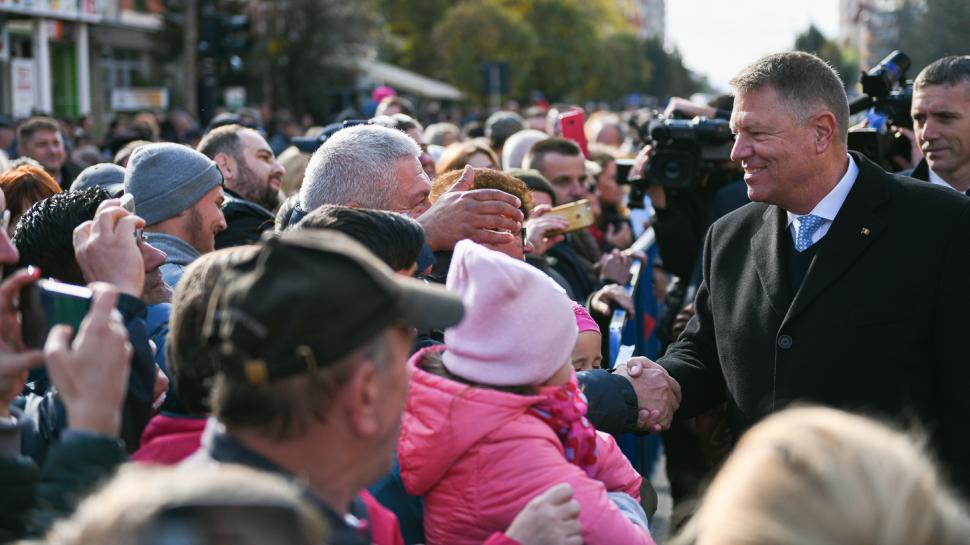Președintele Iohannis, baie de mulțime la Alba Iulia. Imagini cu oamenii care s-au înghesuit să se fotografieze cu șeful statului 623311
